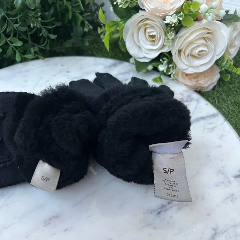 Ugg Genuine Shearling Exposed Curve Seam Gloves size S new  $165.00